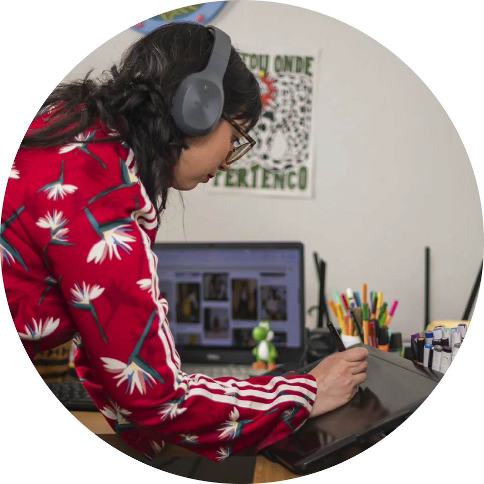 Patrícia Sonoda desenhando na mesa digitalizadora durante uma sessão de mentoria